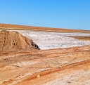 Складирование технической соли на поверхности плодородного слоя почвы привело к очень сильному засолению земель сельскохозяйственного назначения